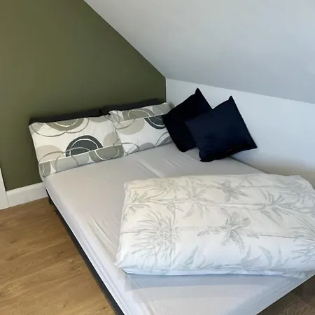 Top Floor Central Apartment *